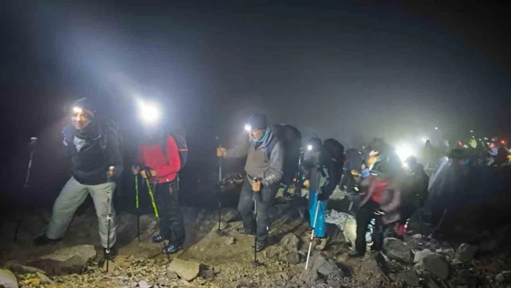 Dağcıların Ağrı Dağı'na zorlu zirve tırmanışı