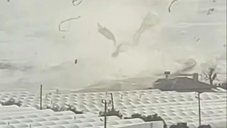 Demre'de hortumun seraları yerle bir ettiği anlar kamerada