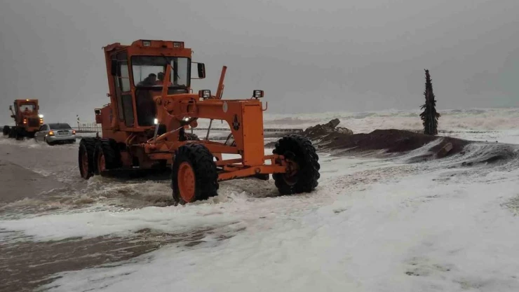 Denizin kara ile birleştiği ilçede fırtınanın bıraktığı hasar gün ağarınca ortaya çıktı