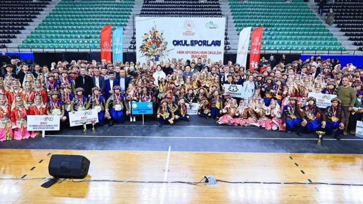 Denizli'de Halk Oyunları Şampiyonası şölene dönüştü