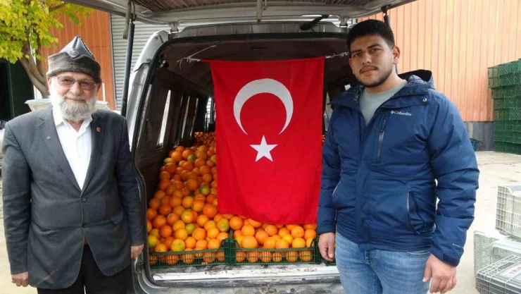Denizlili 'Elmacı Dede' Mehmetçik için Adana'dan narenciye alıp yola çıktı