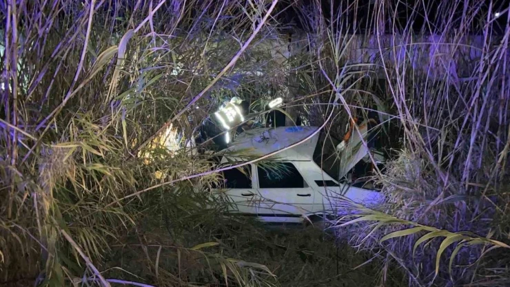 Dere yatağına uçan otomobil için yardıma koştular, bulmaca gibi kazayı çözmeye çalıştılar