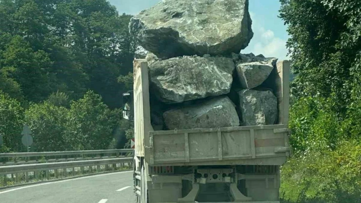 Dev kaya yüklü kamyonlar sürücüleri korkutuyor