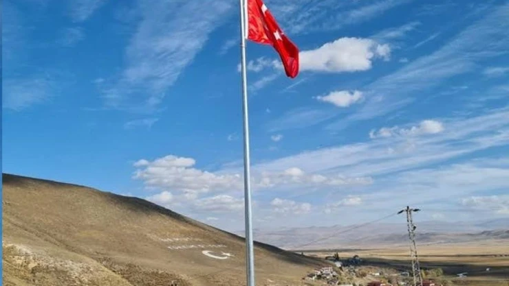 Dev Türk Bayrağı Çıldır semalarında dalgalanacak