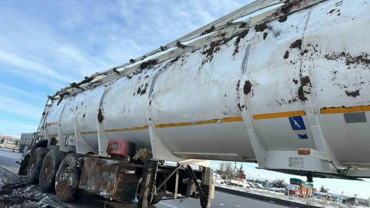 Devrilen tankerde 28 ton yağ ziyan oldu