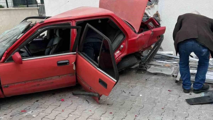 Direksiyon hakimiyetini kaybeden sürücü metrelerce yükseklikten aşağıya uçtu