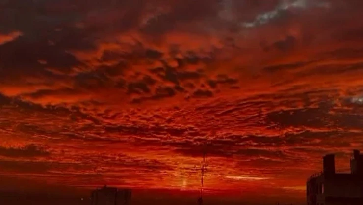 Diyarbakır'da gün doğumu gökyüzünü kızıla boyadı