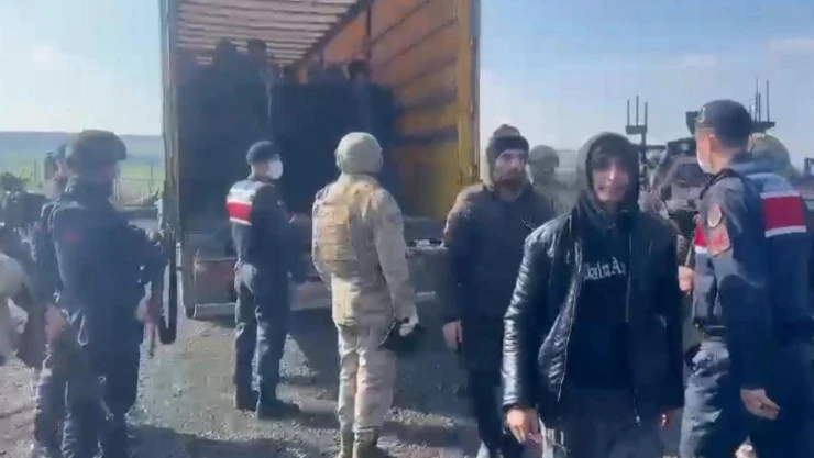 Diyarbakır'da tırda 72 kaçak göçmen yakalandı