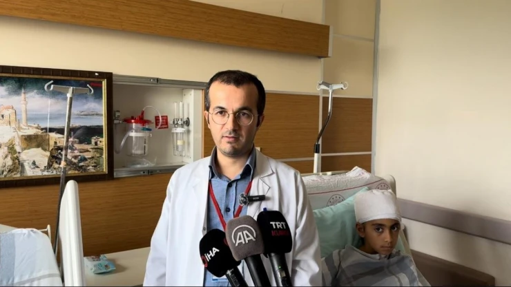 Doktorların dikkati beyin kanaması geçiren Zeyneb'i hayata bağladı