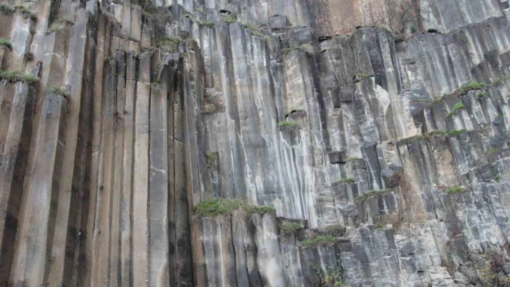 Dünyada nadir jeolojik oluşumlardan biri: Boyabat Bazalt Kayalıkları