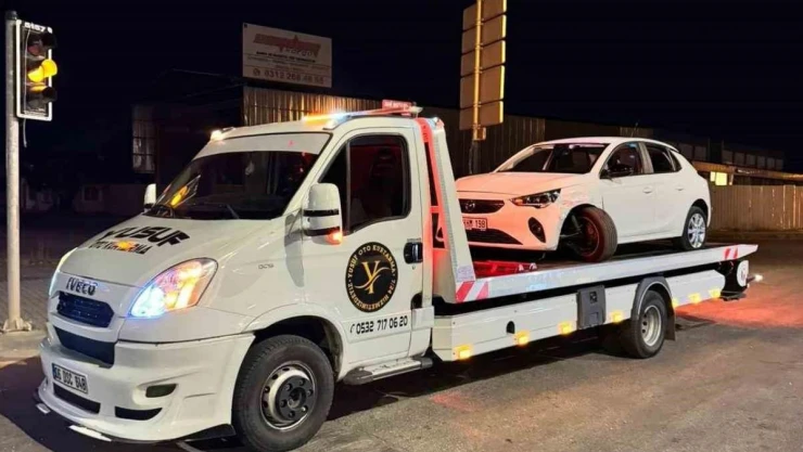 Dur ihtarına uymayan şüpheliler, araç lastiklerine ateş edilerek durduruldu