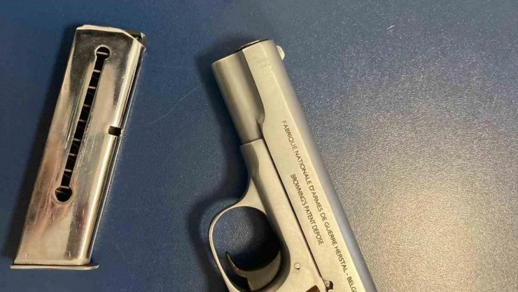 Duruşmaya gelen iki grup arasında çıkan tartışmada havaya ateş açan şüpheli yakalandı