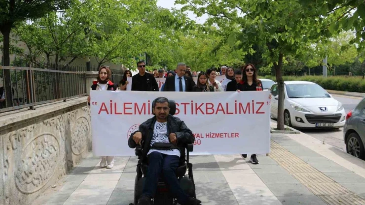 Elazığ'da 'Aile Haftası' farkındalık yürüyüşü