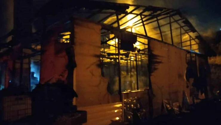 Elektrik kontağında çıkan yangında 3 ev kullanılamaz hale geldi