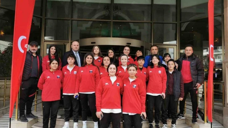 Elite World Van Otel kadın futbolcuları ağırladı