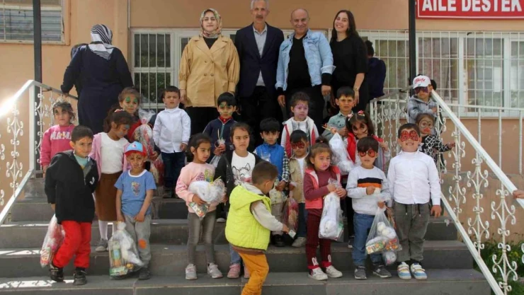 Emanet kitapla öğretmen olan Tümay, Malazgirt'te çocukları sevindirdi