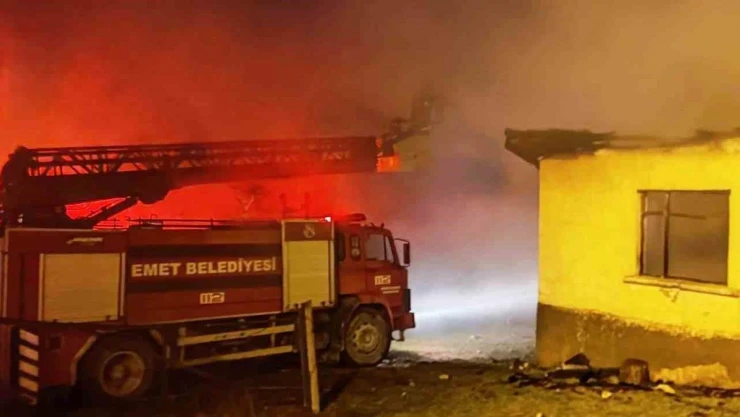 Emet'te tek katlı ev alevlere teslim oldu
