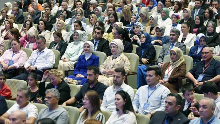 Emine Erdoğan: 'Koruyucu aile sisteminin tüm dünyada yaygınlaşması elzemdir'