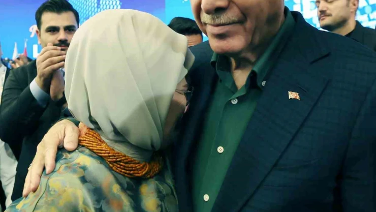 Emine Erdoğan, Cumhurbaşkanı Erdoğan'ın konuşması sırasında duygulandı