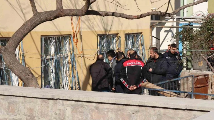 Emniyet amirinin yaklaşımı, eşini rehin alan şahsı böyle ikna etti: 'Ben sana kurban olurum'