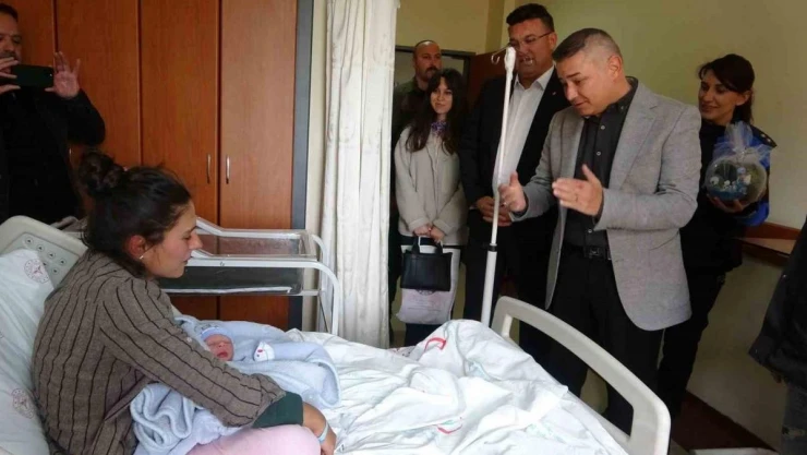 Emniyet müdüründen Anneler Günü'nde bebeklerine kavuşan çifte ziyaret