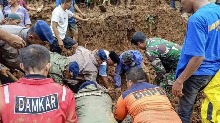 Endonezya'daki sel ve toprak kaymasında can kaybı 26'ya yükseldi