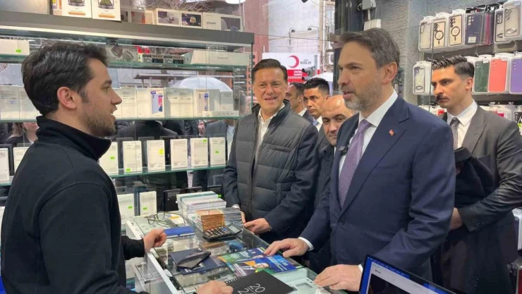 Enerji ve Tabii Kaynaklar Bakanı Alparslan Bayraktar esnafı ziyaret etti