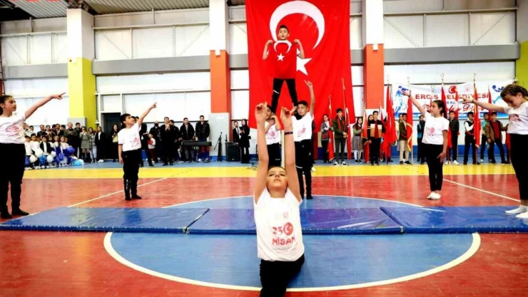 Erciş'te '23 Nisan' coşkuyla kutlandı