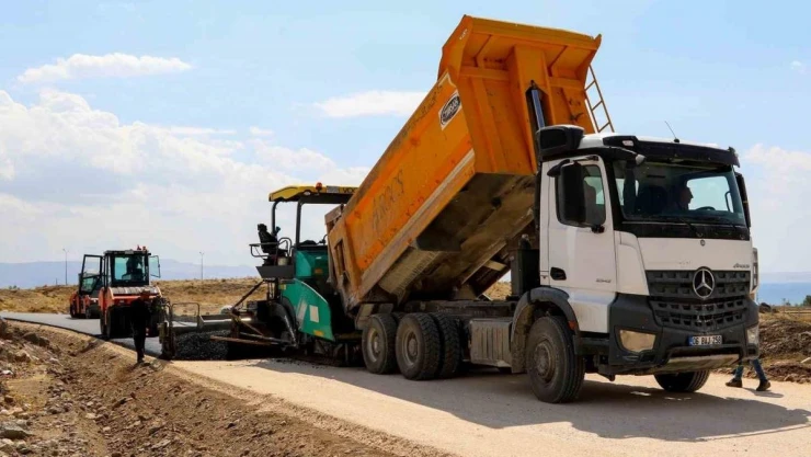 Erciş'te yol asfaltlama çalışması