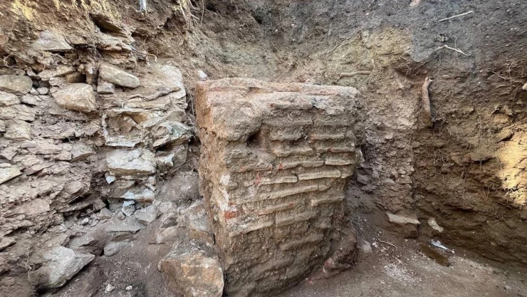 Erdek'te bir evin temel kazısında arkeolojik kalıntı çıktı