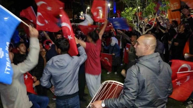 Erdoğan'ın zaferi Van'da coşkuyla kutlanıyor