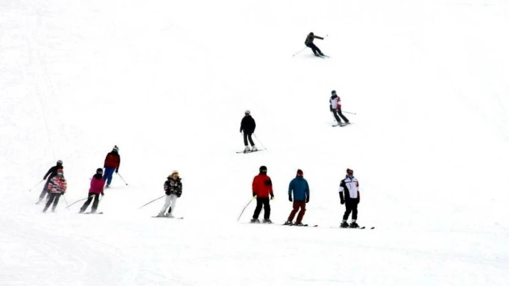 Ergan Dağı Kayak Merkezi'nde hafta sonu yoğunluğu