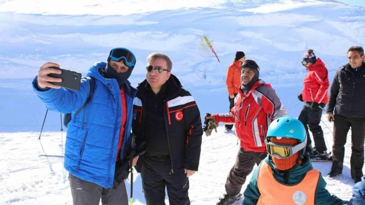 Ergan Dağı Kayak Merkezi'nde hafta sonu yoğunluğu