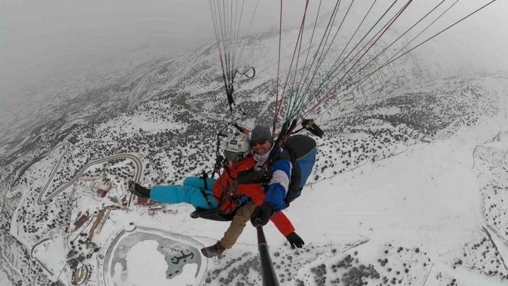 Ergan Dağı'nda adrenalin dolu 'göl manzaralı' yamaç paraşütü
