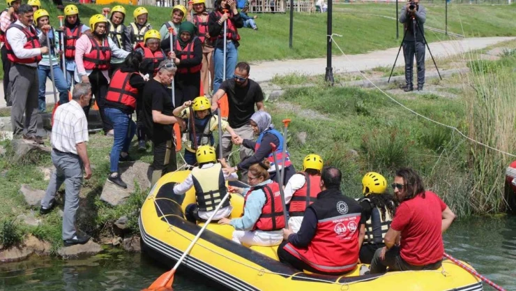 Erzincan'da engelli bireylere yönelik paraşüt ve rafting etkinliği renkli görüntüler oluşturdu