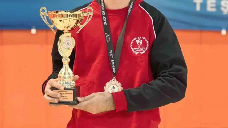 Erzincanlı badmintoncu Türkiye 3'üncüsü oldu