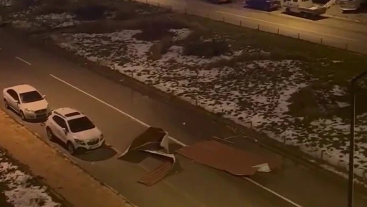 Erzurum'da fırtına çatıları uçurdu