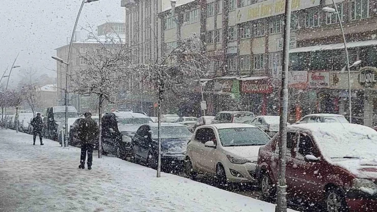 Erzurum'da kar yağışı etkili oluyor, 147 köy yolu ulaşıma kapalı