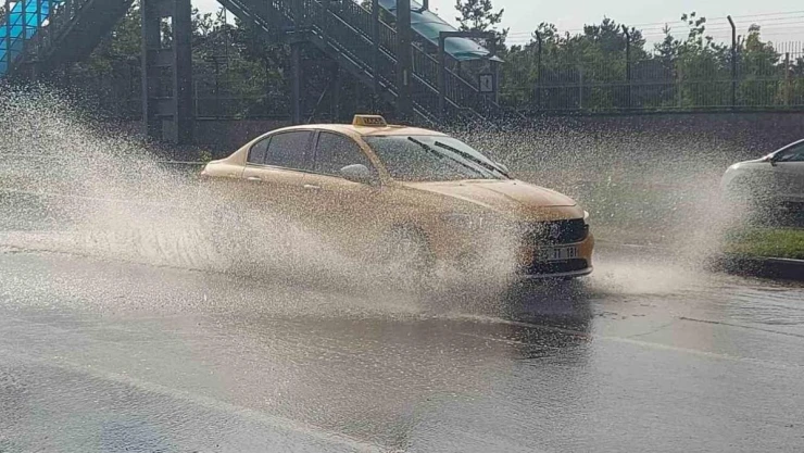 Erzurum'da sağanak yağış hayatı durma noktasına getirdi