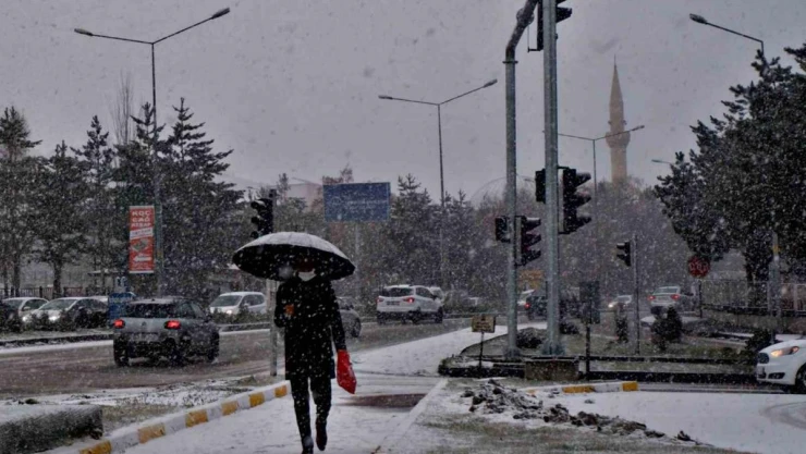 Erzurum güne karla başladı