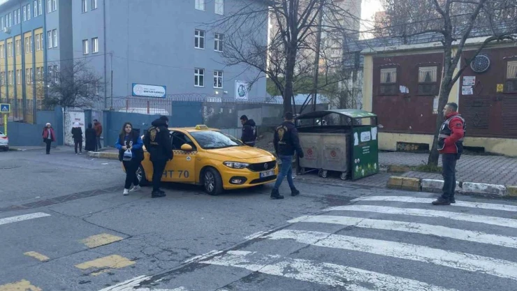 Esenyurt'ta okul önlerinde helikopter destekli polis uygulaması