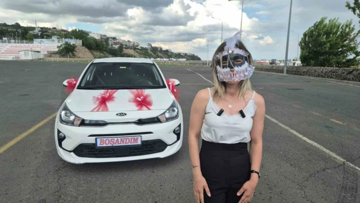 Eşinden boşandı sokakta maskeli kutlama yaptı