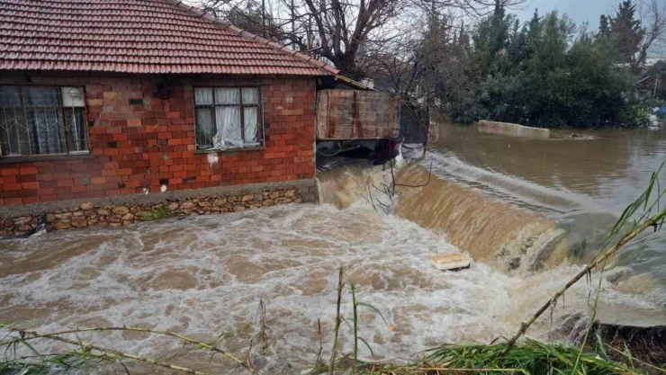 Evleri su basıp boğulma tehlikesi yaşayan vatandaşlar üst katlardaki komşularına sığındı