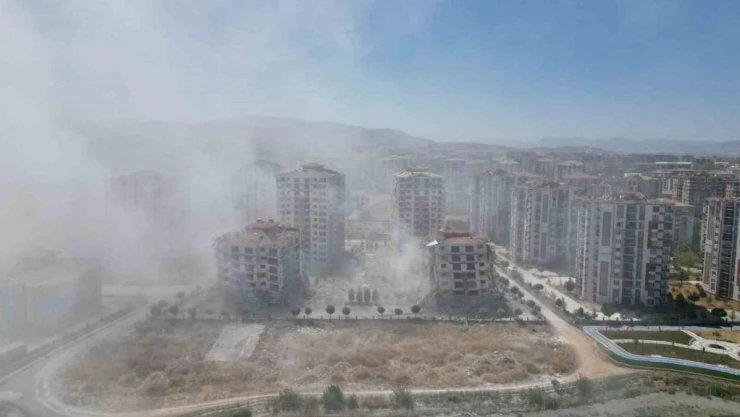 Evlerinin patlayıcı ile yıkılmasını gözyaşları içinde izlediler