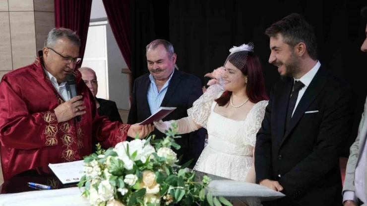 Evliliklerini taze tutmak için 29 Şubat'ı seçtiler