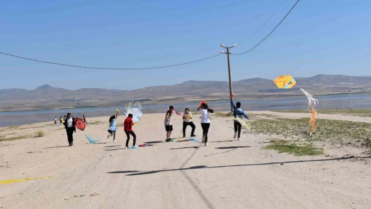 Evren Kaymakamı Kınacı öğrenciler için uçurtma şenliği düzenledi