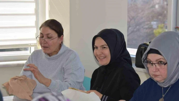 Fatma Çolakbayrakdar, büyük bir ustalıkla işlediği kanaviçe sanatında iz bıraktı