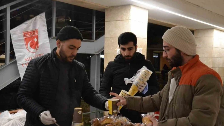 Final haftasındaki üniversite öğrencileri için sıcak çorba dağıtıldı