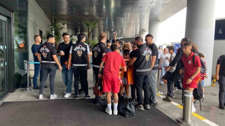 Galatasaray, ligin açılış maçı için Gaziantep'e gitti