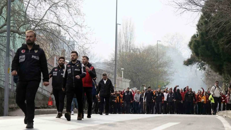 Galatasaray taraftarı, Dolmabahçe'ye geldi